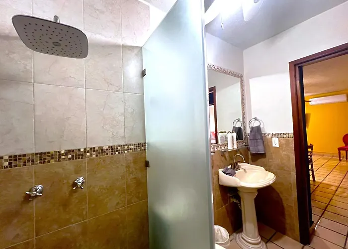 Casa Revolucion: 2br/2ba Casita Close To Downtown With Private Parking Apartamento
